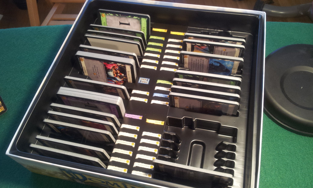 Le scatole di Dominion sono state progettate in modo che sia possibile riporre le carte ordinatamente: in questo modo il setup di una partita è molto più rapido.