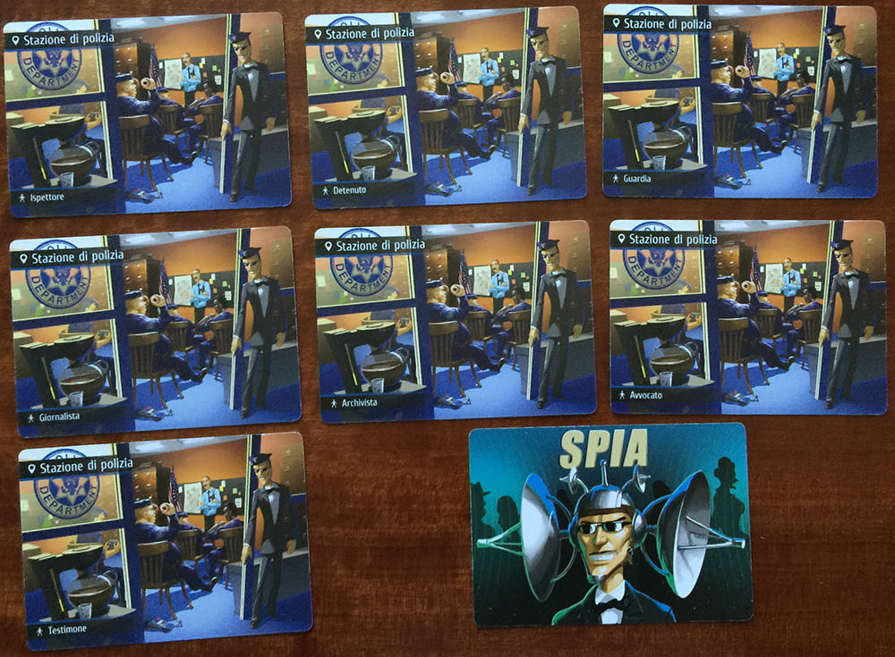 Le 7 carte che compongono l'ambientazione "Stazione di Polizia", insieme alla carta Spia contenuta nella stessa bustina.