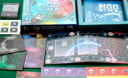 Unboxing: sembrerebbe solo un innocuo gioco per bambini, ma pericolosi invasori alieni vi si annidano .