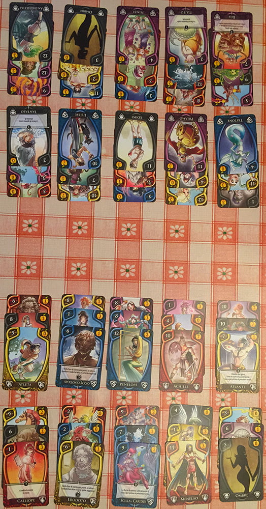 Il setup per una partita a due: ogni giocatore ha 10 mazzetti di 3 carte ciascuno, ma solo le carte più in alto sono subito utilizzabili.