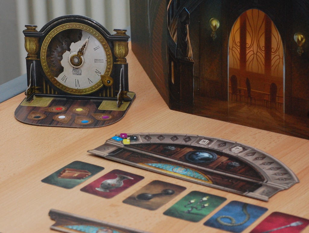 [Mysterium] L'orologio serve a scandire i turni di gioco. poco più in basso trovate la corrispondente plancia di ISS per un raffronto diretto)
