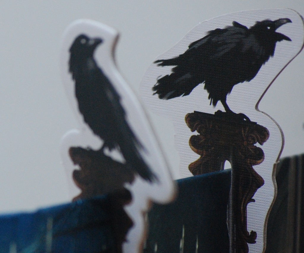 [Mysterium] I corvi neri appollaiati sullo schermo del fantasma indicano quante volte egli ha esercitato il diritto di ripescare le carte sogno: molto pittoresco!