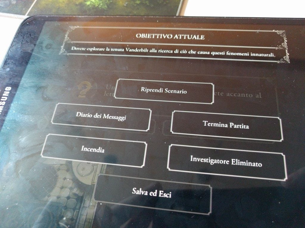 Durante la partita è possibile accedere a un menu con alcune funzioni molto utili, come il log di tutti i messaggi.