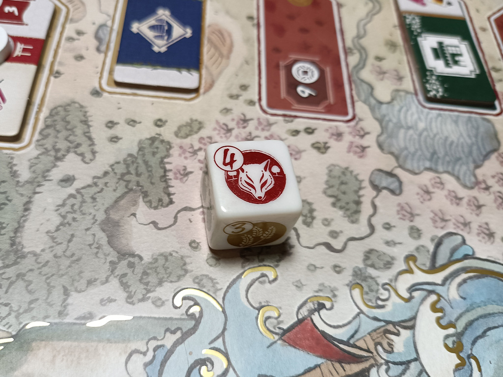 Il dado di gioco presenta, per ogni faccia, sia un numero che un logo e colore di una regione. Grazie al doppio riferimento, risulta molto comodo orientarsi sulle azioni e su dove poterle svolgere.