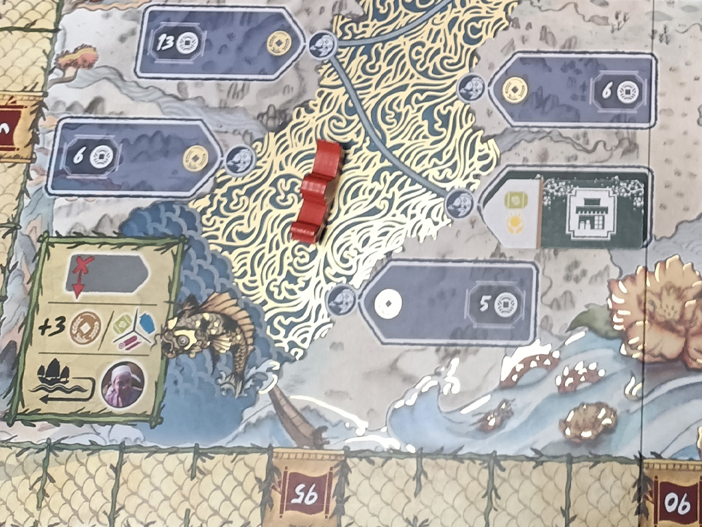 Completare un ViaggioCostruire un edificio non è l’unico modo per “svuotare” la Fila degli Edifici e, quindi, avvicinare il gioco alla sua conclusione: infatti, quando si spinge una propria nave a navigare oltre alla fine del tracciato del fiume, occorre riprendere il viaggio dalla “sorgente”. Questa eventualità prende il nome di “Completare un Viaggio” e garantisce al giocatore attivi vari bonus, obbligandolo però a scartare anche la tessera Edificio più a sinistra nella Fila degli Edifici.