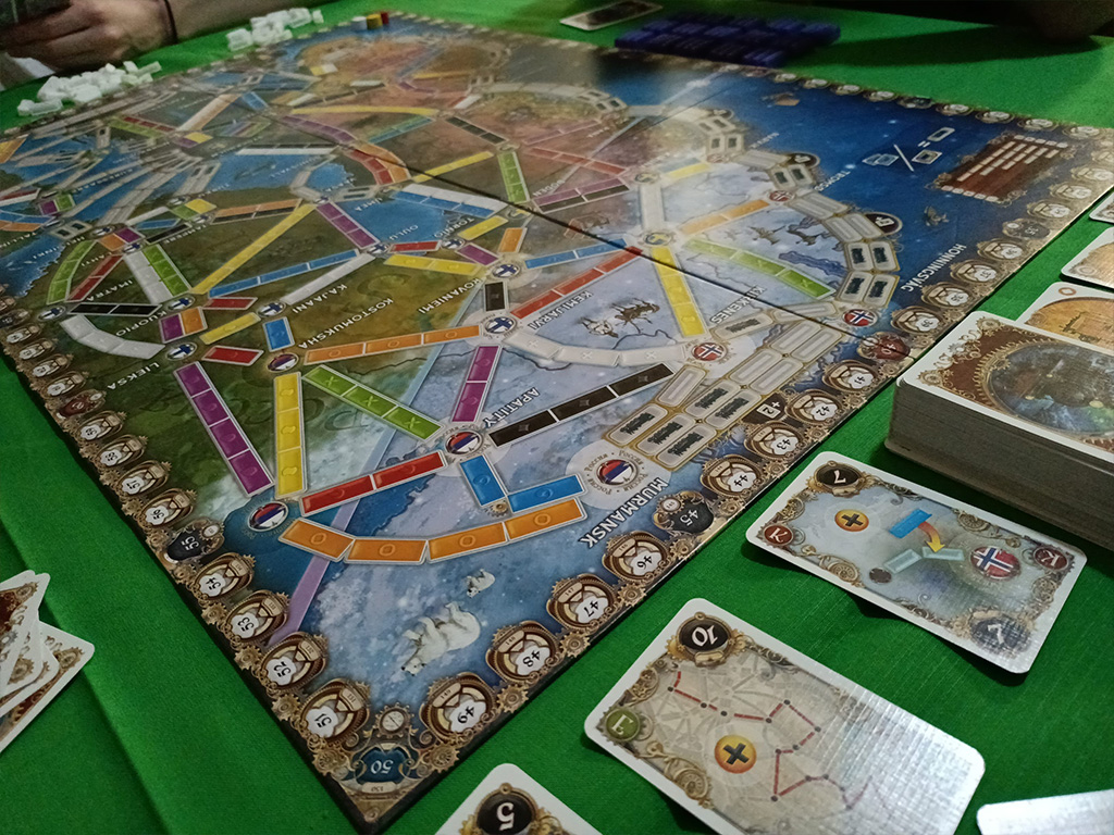 Il setup di Ticket to Ride: Northern Light varia leggermente rispetto a quello delle altre versioni: i giocatori cominciano con quattro carte Treno e anche la scelta iniziale dei Biglietti Destinazione è tra quattro carte, anziché tre. In aggiunta a ciò, troviamo la presenza di un maggior numero di obiettivi comuni, dei quali ne dovremo scegliere casualmente solo quattro.