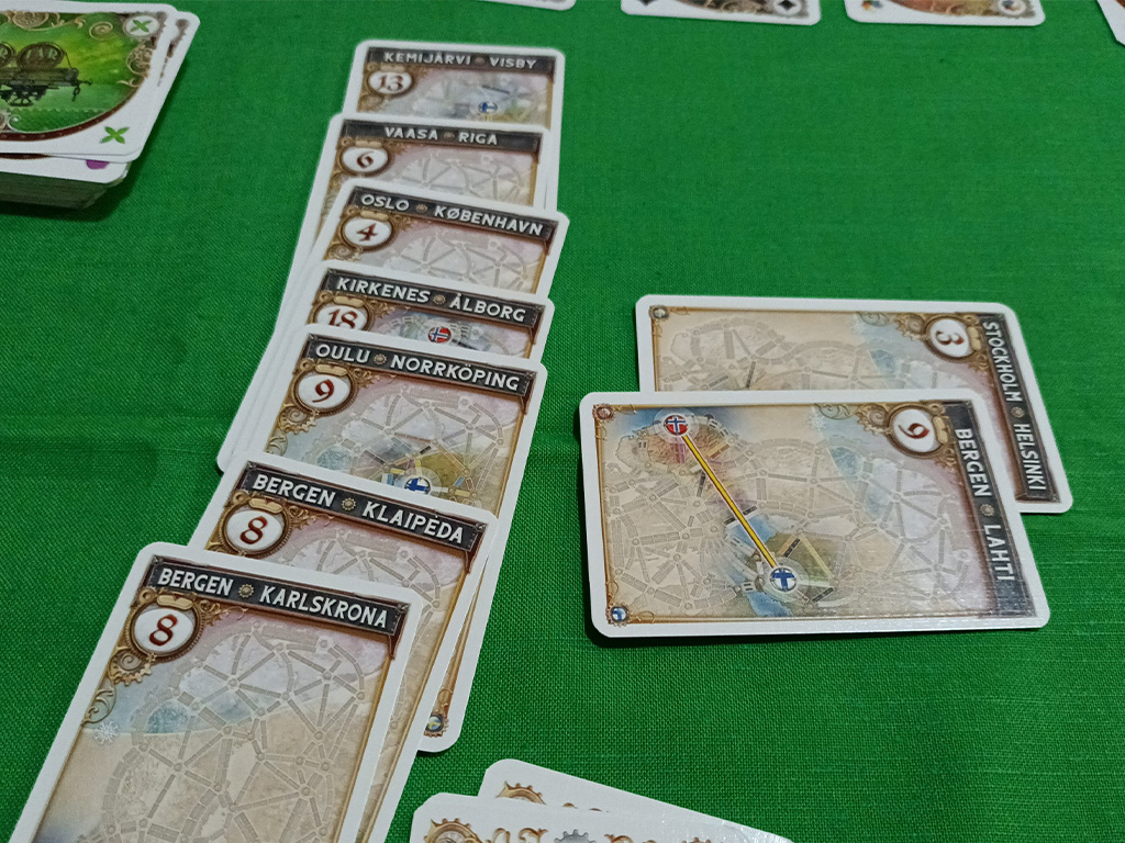 Un esempio dei Biglietti Destinazione completati in una partita a quattro giocatori. Come sempre anche in questa versione i Biglietti non completati alla fine del gioco contano come punti negativi.