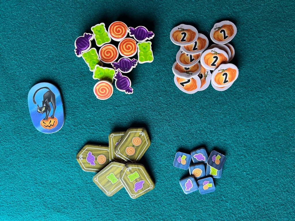 Carte, token, plance: nulla da obbiettare sui materiali di Notte da Brivido