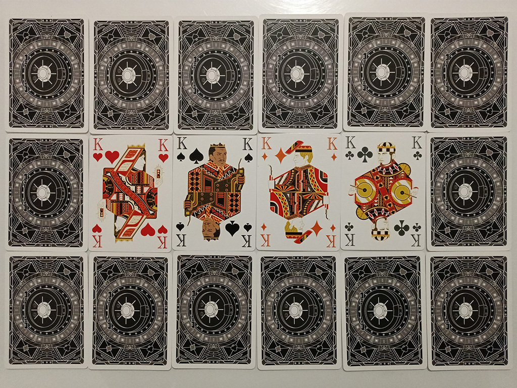 L’arte di The GangCi troviamo davanti a un gioco con uno splendido design: lo stile riprende in tutto e per tutto i classici mazzi di carte da gioco, rivisitando le figure (J, Q, K) in accordo all’ambientazione.  Ad enfatizzare il design della scatola, che risulta sicuramente di impatto e interessante, troviamo delle laminature effetto oro che contribuiscono a trasmettere l’idea di un oggetto prezioso (sul quale voler mettere le mani).