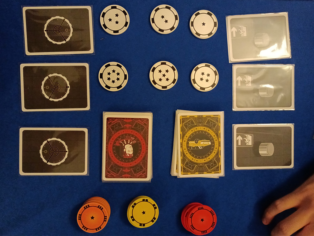 Il setup di The Gang in modalità avanzata.Se si decide di giocare con la modalità avanzata, che noi consigliamo, a fianco delle carte Caveau e Allarme disponete i mazzi con le carte Sfida, contenenti i malus, e Specialista, contenenti i bonus.