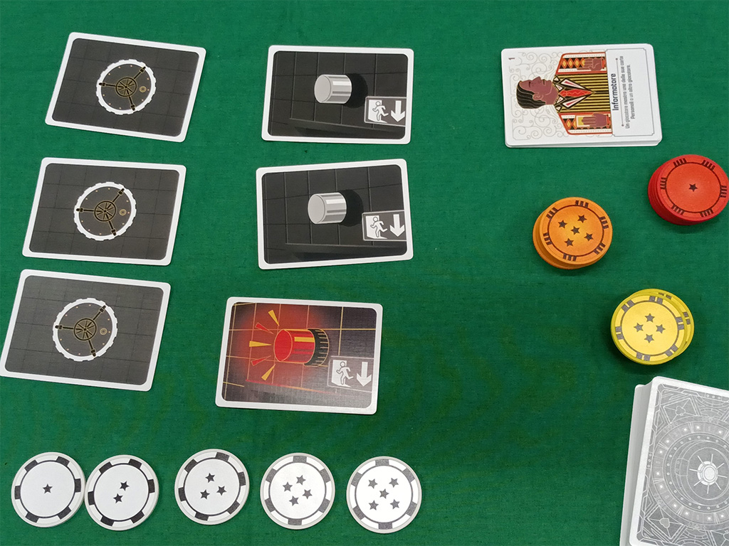 Le fiches sono di quattro colori, e se ne utilizza un set differente ad ogni turno in modo che i giocatori possano tenere traccia “dell’avanzamento” del valore della mano di ogni giocatore.Nel primo turno, quando vengono distribuite le due carte iniziali, si utilizzano le fiches bianche; Nel secondo, alla rivelazione delle prime tre carte del banco, si utilizzano quelle gialle; Nel terzo turno, si rivela la quarta carta del banco, e si utilizzano le fiches arancioni (sì, sono palesemente le sfere del drago di Dragonball);  Mentre nel quarto, ed ultimo, turno, dopo aver rivelato la quinta carta del banco, si selezionano le fiches rosse, che saranno anche quelle che determineranno l’ordine finale di rivelazione.