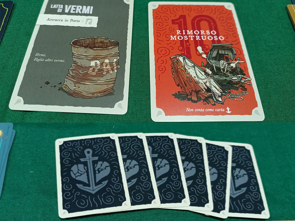 Il Rimorso, e la collezione delle carte che lo rappresentano, è la meccanica centrale di Deep Regrets e fa riferimento a tutte le creature orride in cui è possibile incappare durante la partita. Quando si ha a che fare con esse, infatti, si ottengono varie carte Rimorso che influenzano un tracciato che rappresenta il nostro grado di follia. Più saremo sani e più, almeno per noi, avranno valore i pesci “normali” che popolano i nostri mari. Al contrario più tenderemo verso la follia più acquisiranno valore i pesci orridi. Questo tracciato influenza anche il numero massimo di dadi utilizzabili durante un singolo round.
