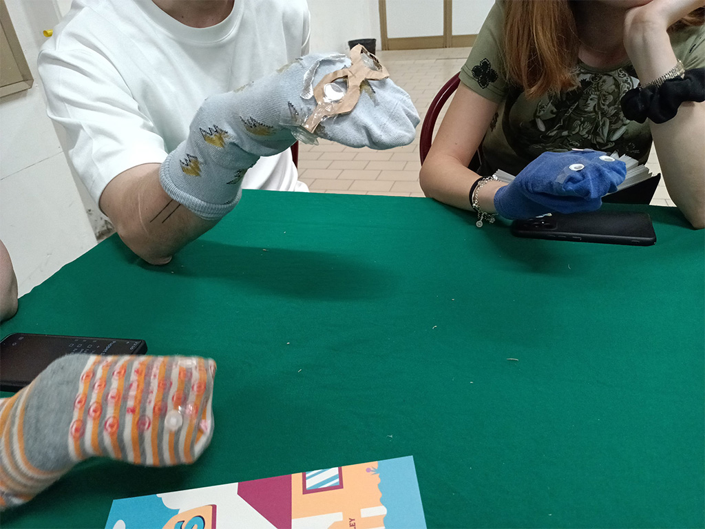Momento di gioco a Sock Puppets.
