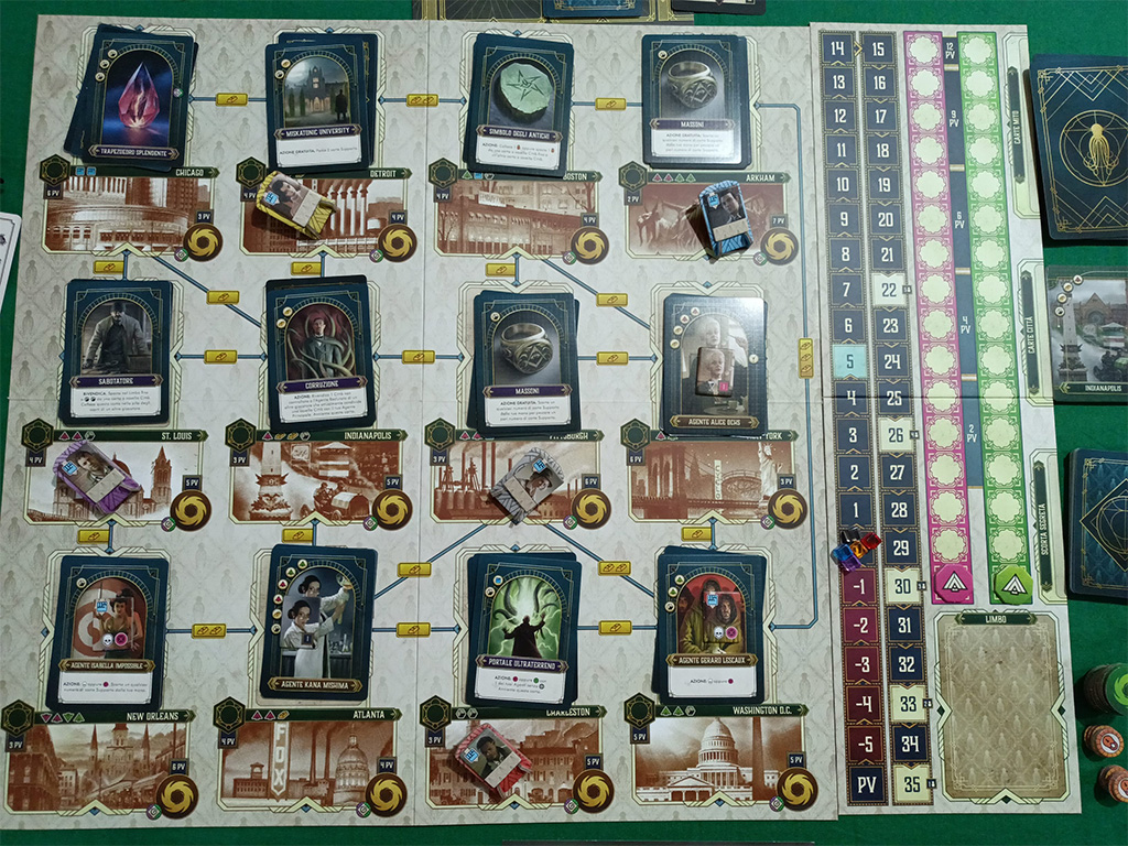Le carte sono il motore di Cthulhu: Dark Providence, il gameplay stesso gira principalmente su ottenerne di nuove dalla plancia per ampliare il proprio mazzo di gioco. Alla fine del proprio turno si pescano carte dal mazzo fino a ripristinare una mano di 5 carte.
