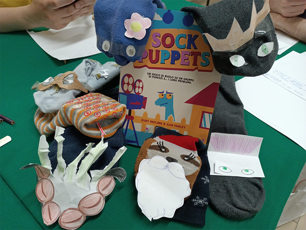 L’aspetto che abbiamo apprezzato maggiormente rimane la presenza dei puppet come gancio narrativo e collegamento tra il gioco e i giocatori. Inoltre, riteniamo l’introduzione di un momento laboratoriale-creativo all’interno della giocata davvero geniale e innovativo.