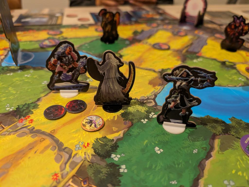 Gli standees di questa scatola base non fanno rimpiangere le miniature, mentre i segnalini dei minion e, in particolare, delle torri non rendono chiarissima la lettura degli stessi nelle lane più affollate.