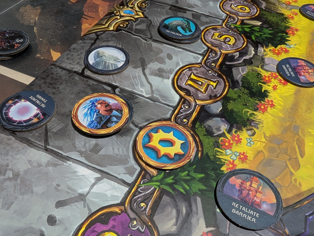 La priorità è determinata da un token a doppia faccia che viene flippato per spezzare un pareggio in favore della squadra con il simbolo corrispondente. Questa priorità si sposta da un team all’altro ed è una risorsa da gestire con molta attenzione.