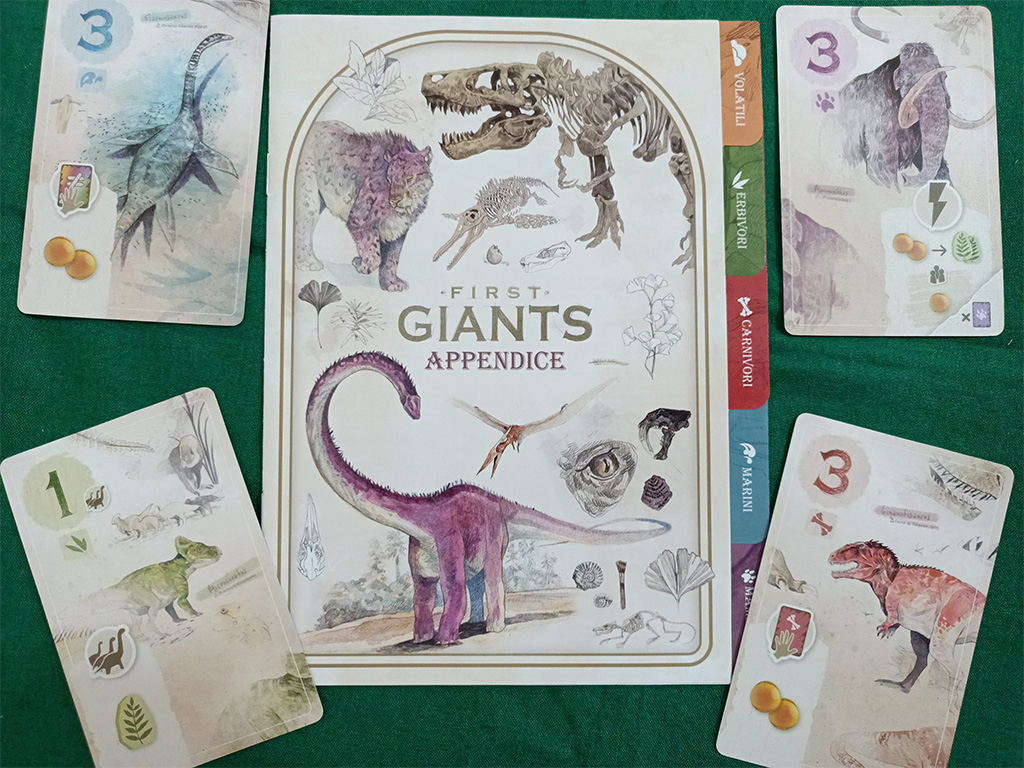 Da apprezzare anche l’idea del retro delle carte con gli scheletri, indubbiamente anch’essi ben fatti e di impatto. A nostro parere, però, in questo caso si poteva optare per uno sfondo più leggero rispetto a una tinta piatta nera, anche se comprendiamo l’idea di contrasto con il fronte che il gioco vuole offrire.
