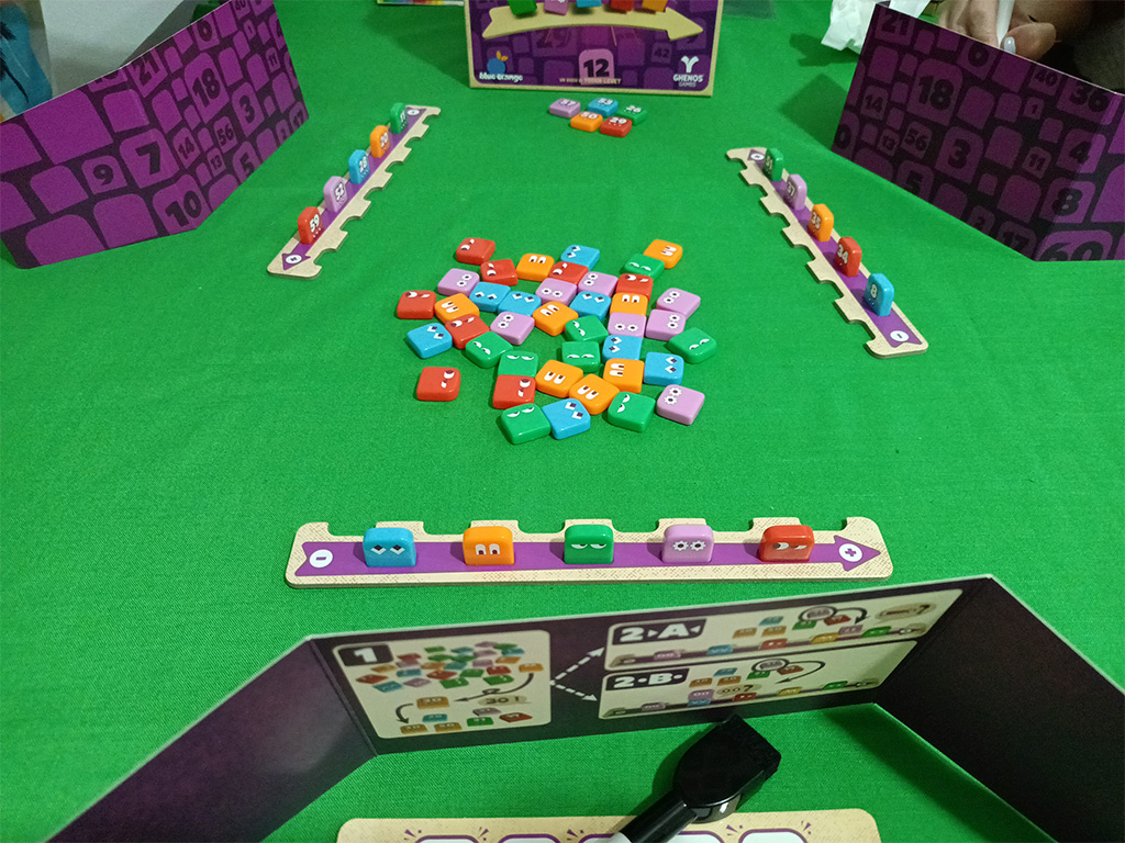 Per preparare il gioco occorre mescolare coperti tutti i numeri al centro del tavolo, distribuirne 5 a ogni giocatore (uno per colore), senza che esso li veda, e farli ordinare in ordine crescente dagli avversari. Infine rivelare 5 numeri, sempre uno per ciascun colore, lasciandoli al centro del tavolo. Ogni giocatore riceve anche uno schermo e una plancia dove segnare i numeri già noti e provare a dedurre la propria serie.