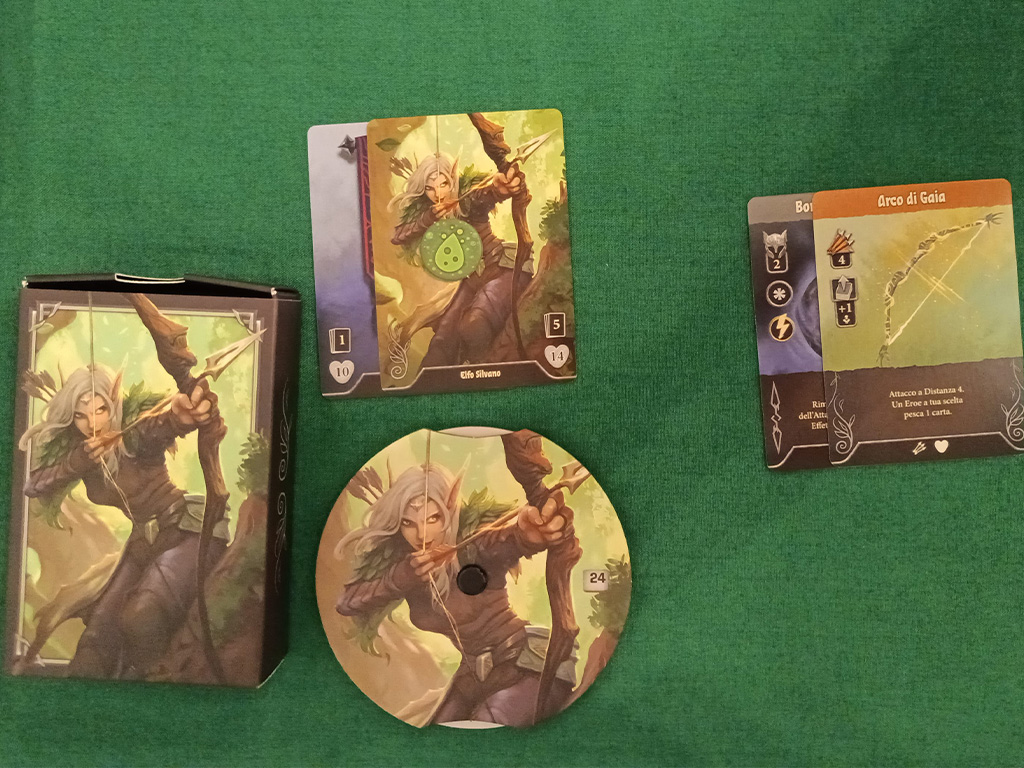 All’inizio della prima partita, o ogni qual volta si voglia ri-iniziare modificando i personaggi, occorre che ciascun giocatore scelga una Classe e un Eroe, prenda le relative carte e che le unisca per formare il proprio mazzo di gioco.Le due carte di riferimento della Classe e dell’Eroe, serviranno anche da riferimento per capire la vita massima del personaggio, da riportare sul segna-vita, e il numero di carte da tenere in mano. 