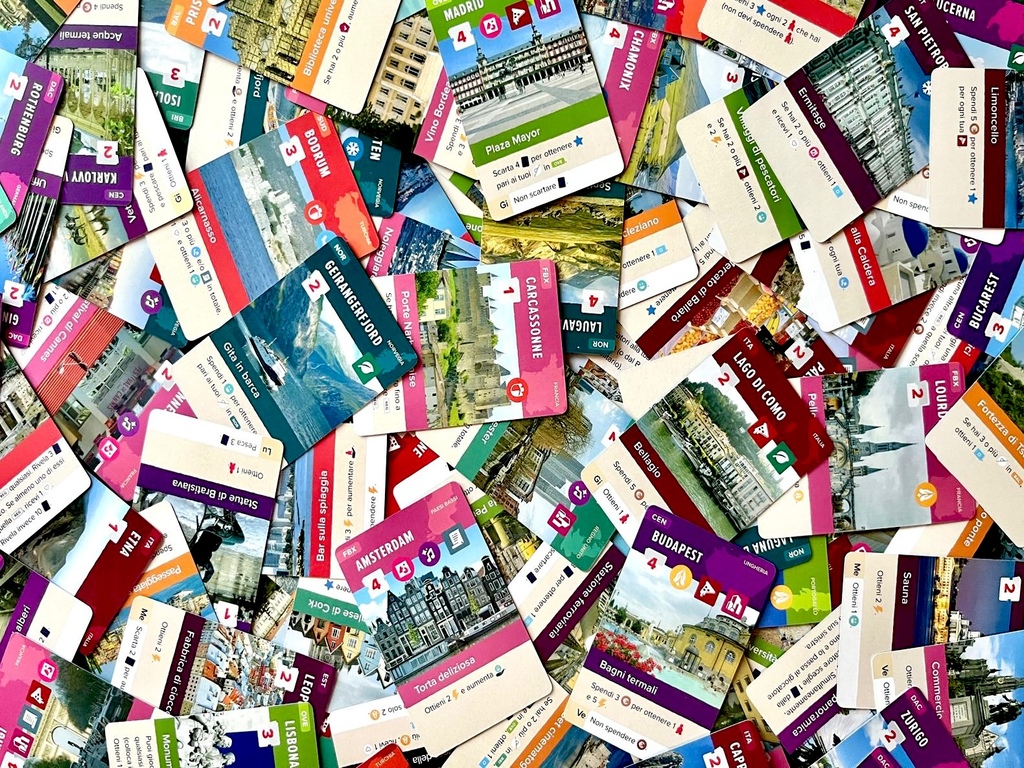 Le carte luogo sono 240 e tutte diverse tra loro. Variabilità e molteplicità di effetti e combo sono garantite