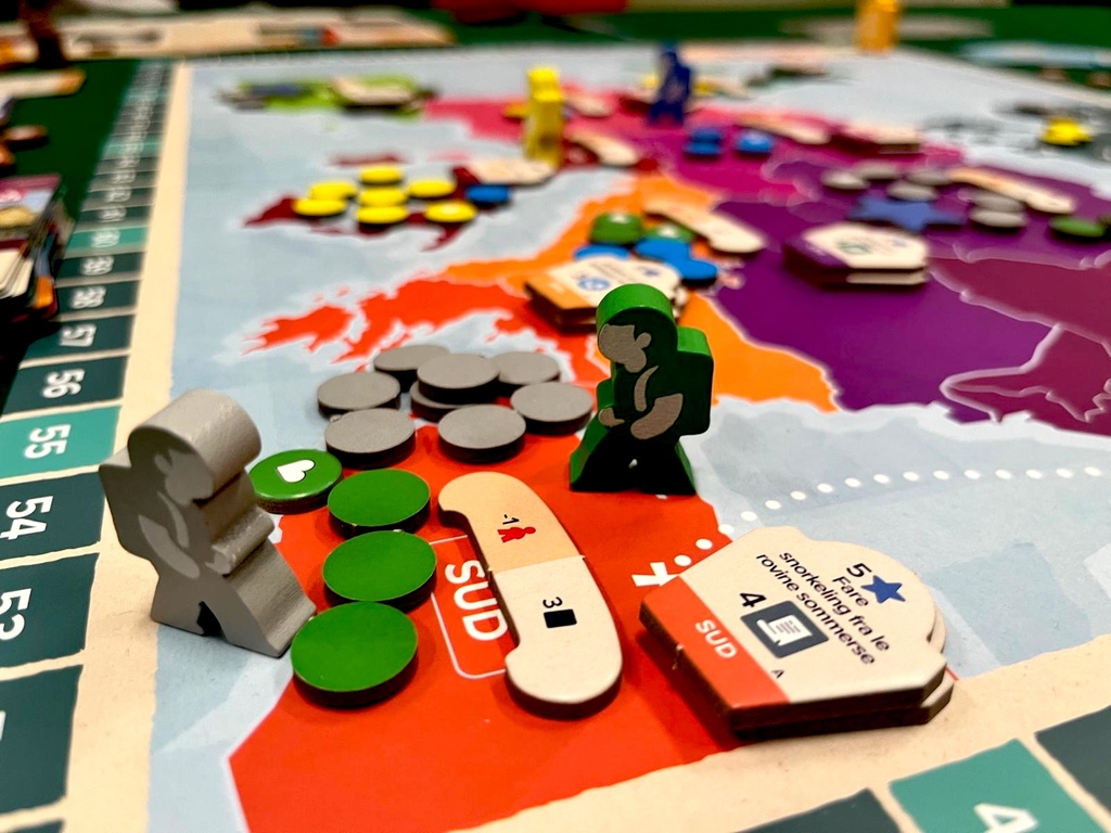 Al termine di ogni round si effettua un conteggio dei punti in base a un sistema di maggioranze sui territori della mappa