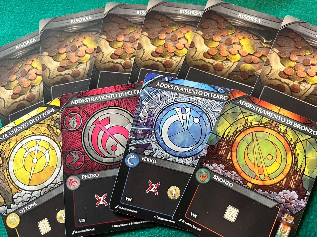 Il mazzo di partenza di ogni Mistborn, leggermente asimmetrico, sarà composto da dieci carte, di cui quattro con abilità. Fondamentale sarà potenziare il mazzo con carte e alleati in combo tra loro