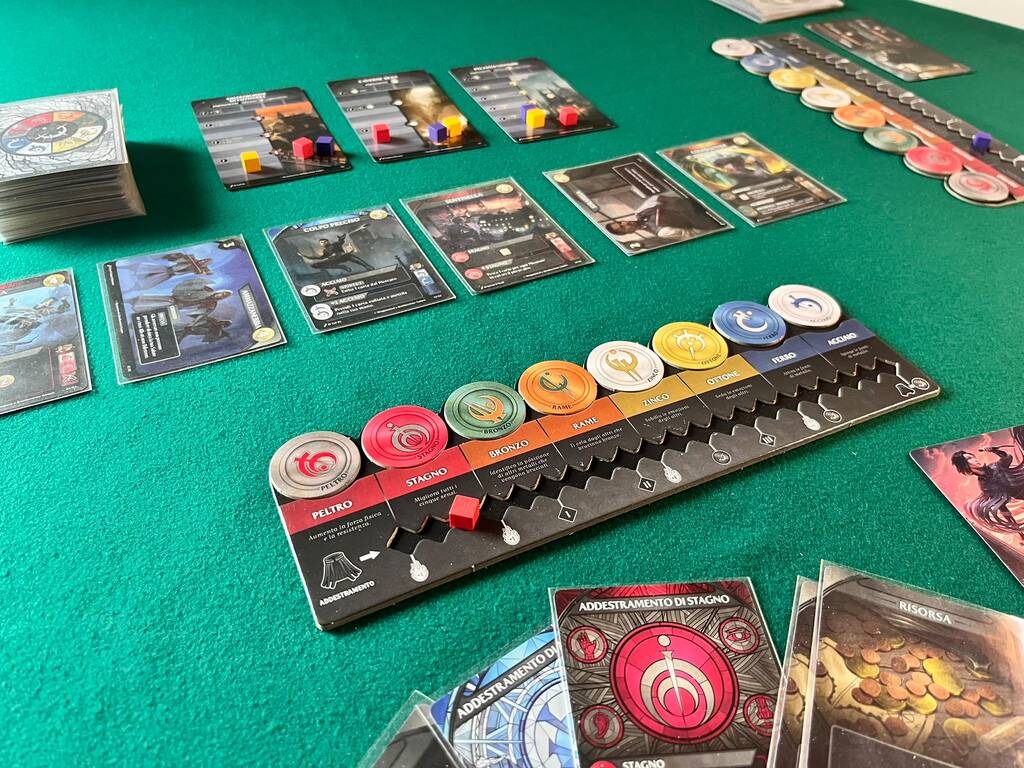 "Mistborn - Il gioco di carte" è ambientato nel mondo creato dallo scrittore fantasy Brian Sanderson. Conoscere i libri aiuterà a cogliere l'ambientazione, ma non è necessario ai fini del gioco