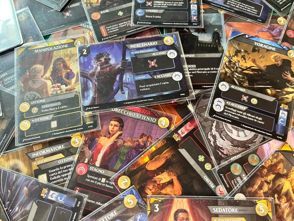 Tantissime le carte a disposizione in Mistborn: potremo scegliere tra carte abilità e carte alleato. Un giusto mix di entrambe potrà essere decisivo