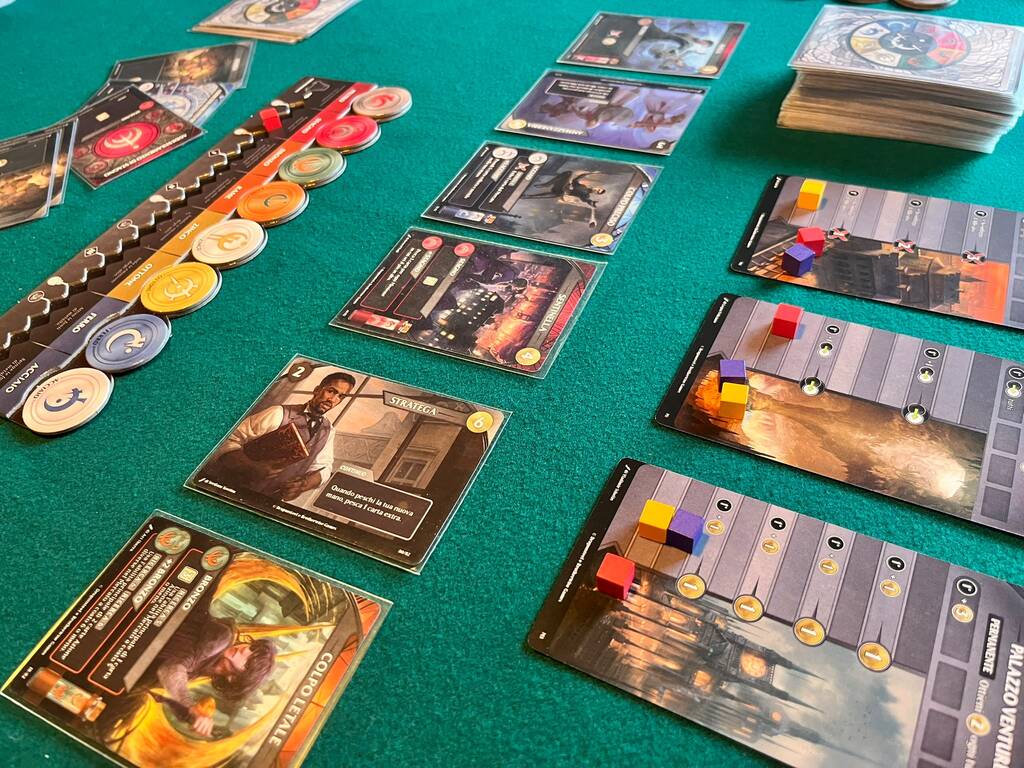 Il tavolo di gioco in una partita a tre: al centro spicca il mercato comune delle carte, mentre in alto i tre tracciati missione
