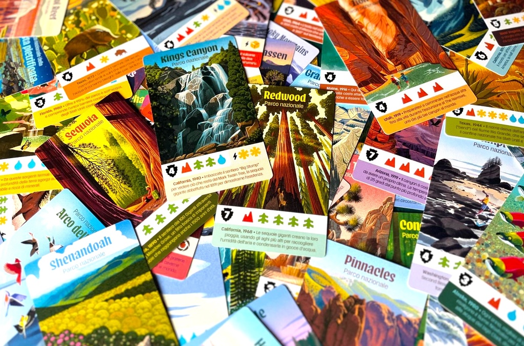 Le carte di grande formato sono uno dei fiori all'occhiello di questo titolo: le illustrazioni sono splendide e contribuiscono ad arricchire il flavour delle nostre partite