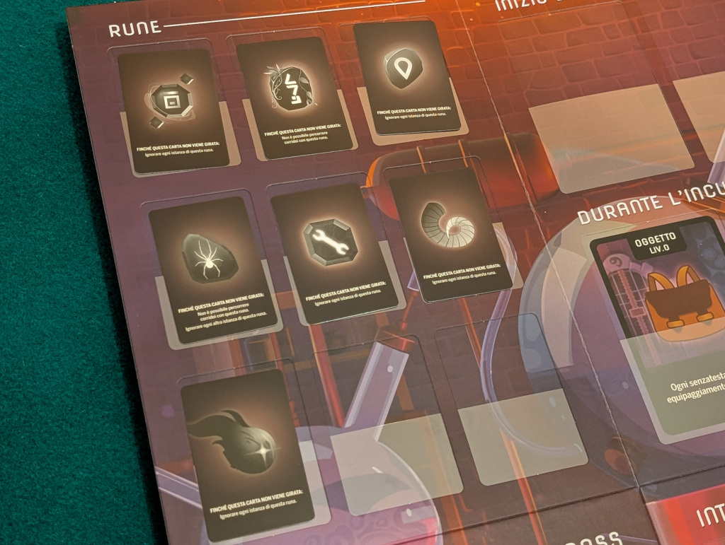Man mano che si procede nel gioco si possono ottenere delle rune che sbloccano percorsi prima inaccessibili e che rendono diverse le nuove esplorazioni dello stesso bioma a prescindere dalle tessere casuali estratte.